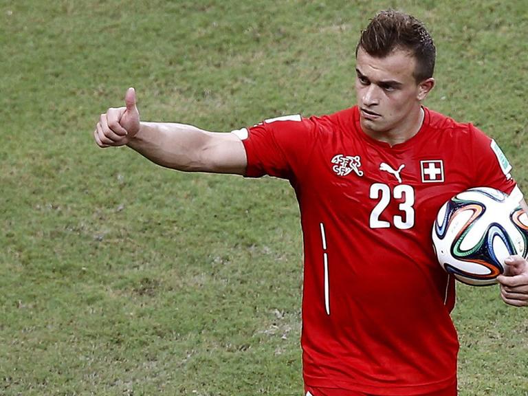 Der Schweizer Top-Scorer Xherdan Shaqiri beim 3:0 seiner Mannschaft gegen Honduras. Shaqiri trägt den Ball unter dem Arm und zeigt "Daumen hoch!".