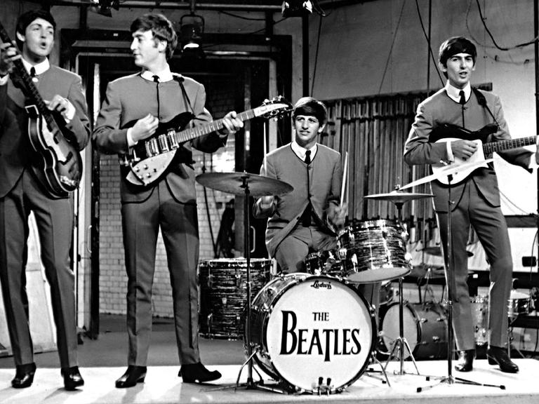 Die Beatles im Oktober 1963 in einem Fernsehstudio in London