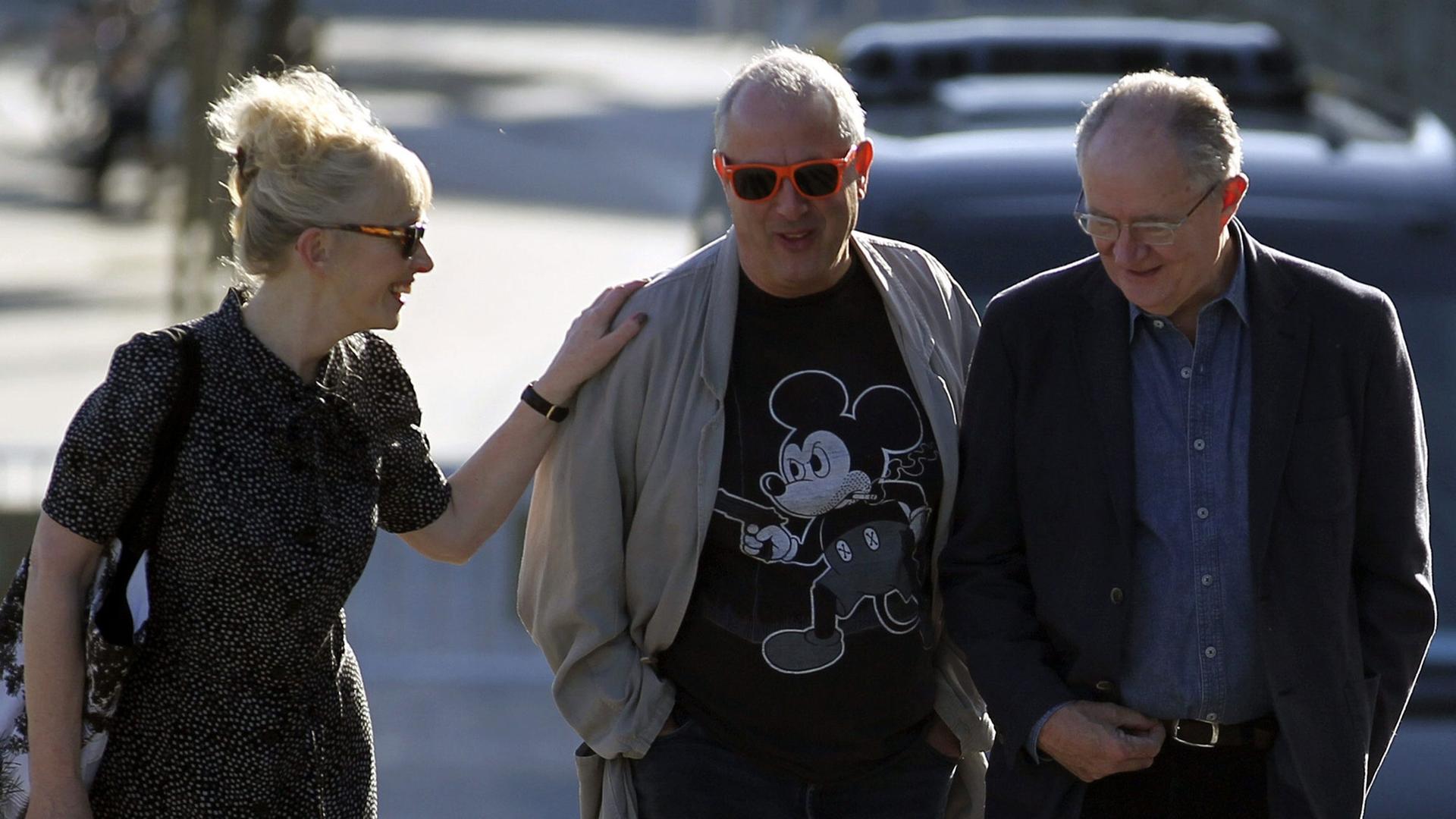 Regisseur Roger Michell (Mitte), Schauspielerin Lindsay Duncan und Jim Broadbent stellen ihren Film "Le Week-End" bei den 61. Filmfestspielen im spanischen San Sebastian vor.