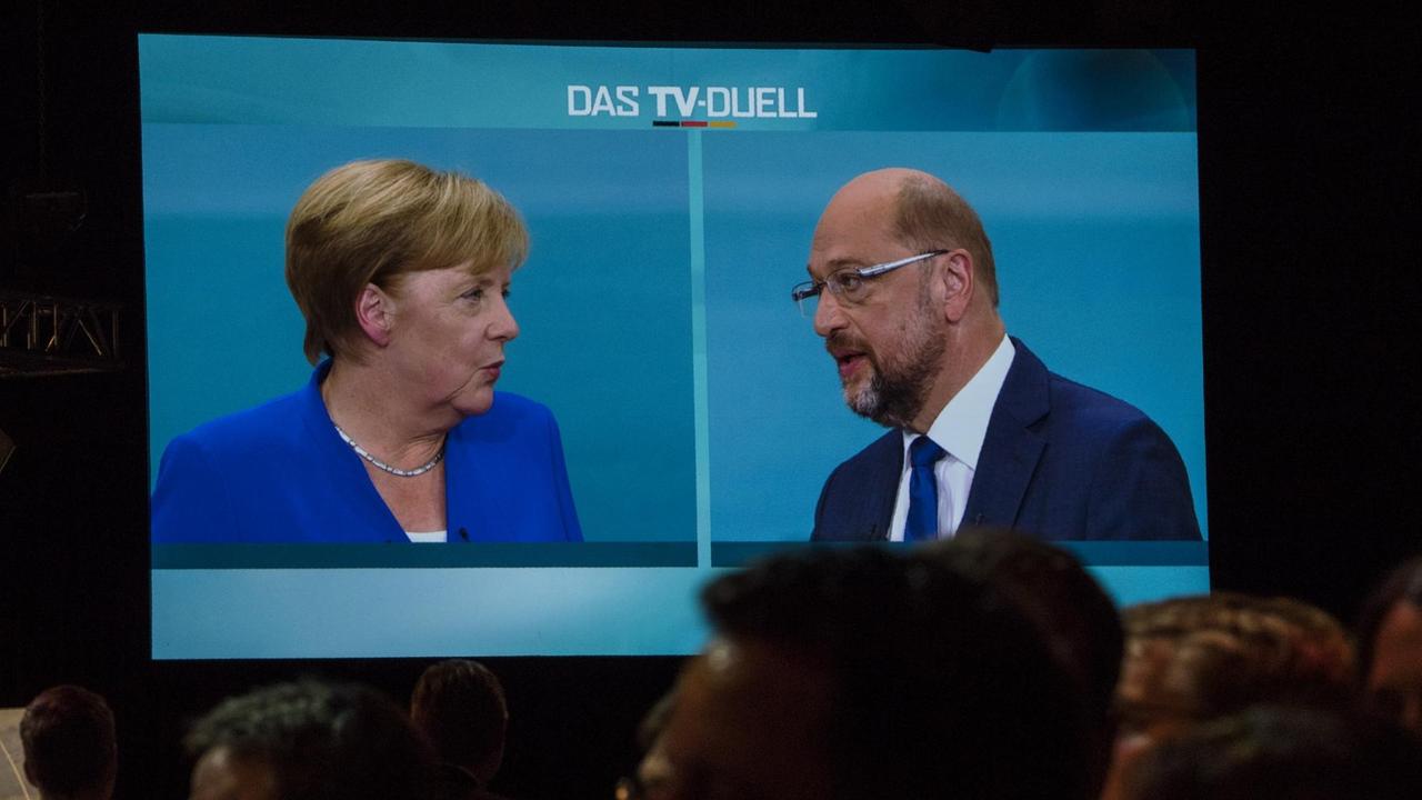 Journalisten beobachten das TV-Duell zwischen Bundeskanzlerin Angela Merkel und SPD-Kanzlerkandidat Martin Schulz.
