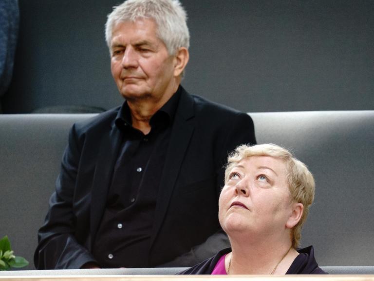 Evelyn Zupke (re.) und Roland Jahn, Bundesbeauftragter für die Unterlagen des Staatssicherheitsdienstes der ehemaligen Deutschen Demokratischen Republik, nehmen auf der Besuchertribüne an der Sitzung des Bundestags teil. Zupke steht zur Wahl als künftige Bundesbeauftragte für die Opfer der SED-Diktatur.