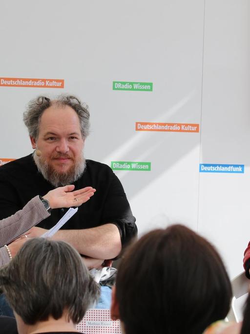 Die Schriftsteller Mathias Enard und Anne Weber im Gespräch mit Tanya Lieske.