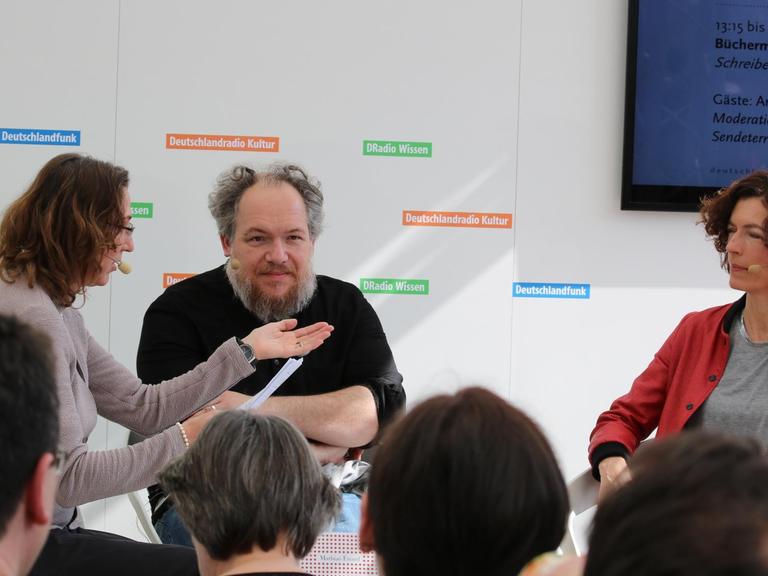 Die Schriftsteller Mathias Enard und Anne Weber im Gespräch mit Tanya Lieske.