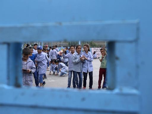 Palästinensische Flüchtlingskinder im Mai 2018 spielen während der Pause auf dem Hof einer vom UNRWA betriebenen Schule im Lebanon.