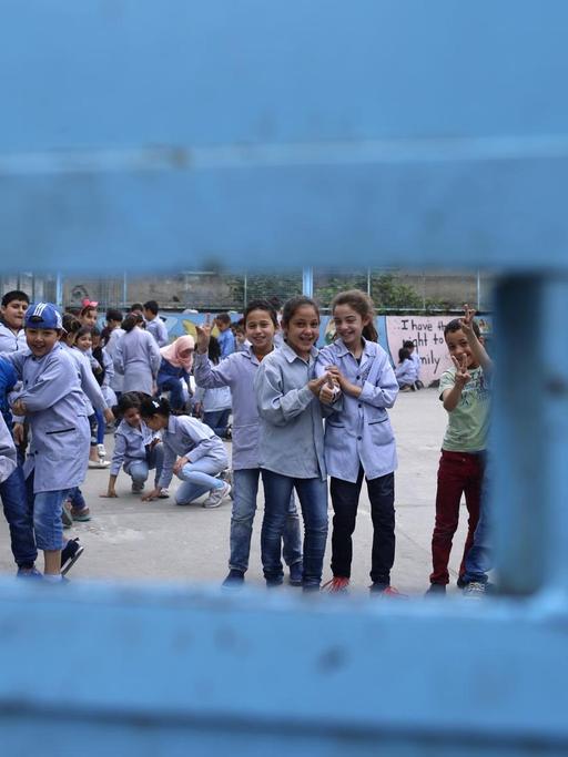 Palästinensische Flüchtlingskinder im Mai 2018 spielen während der Pause auf dem Hof einer vom UNRWA betriebenen Schule im Lebanon.