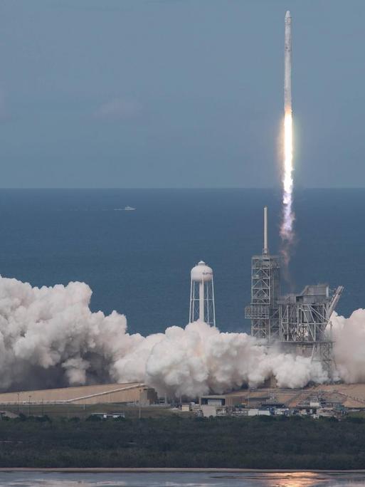 Die SpaceX Falcon-9-Rakete mit dem recycleten Raumfrachter Dragon startet von Cape Canaveral Richtung Internationaler Raumstation.