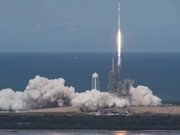 Die SpaceX Falcon-9-Rakete mit dem recycleten Raumfrachter Dragon startet von Cape Canaveral Richtung Internationaler Raumstation.