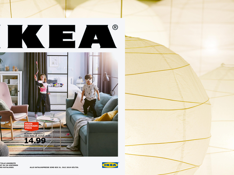Der aktuelle Ikea-Katalog, im Hintergrund sind Ikea-Papier-Lampen zu sehen