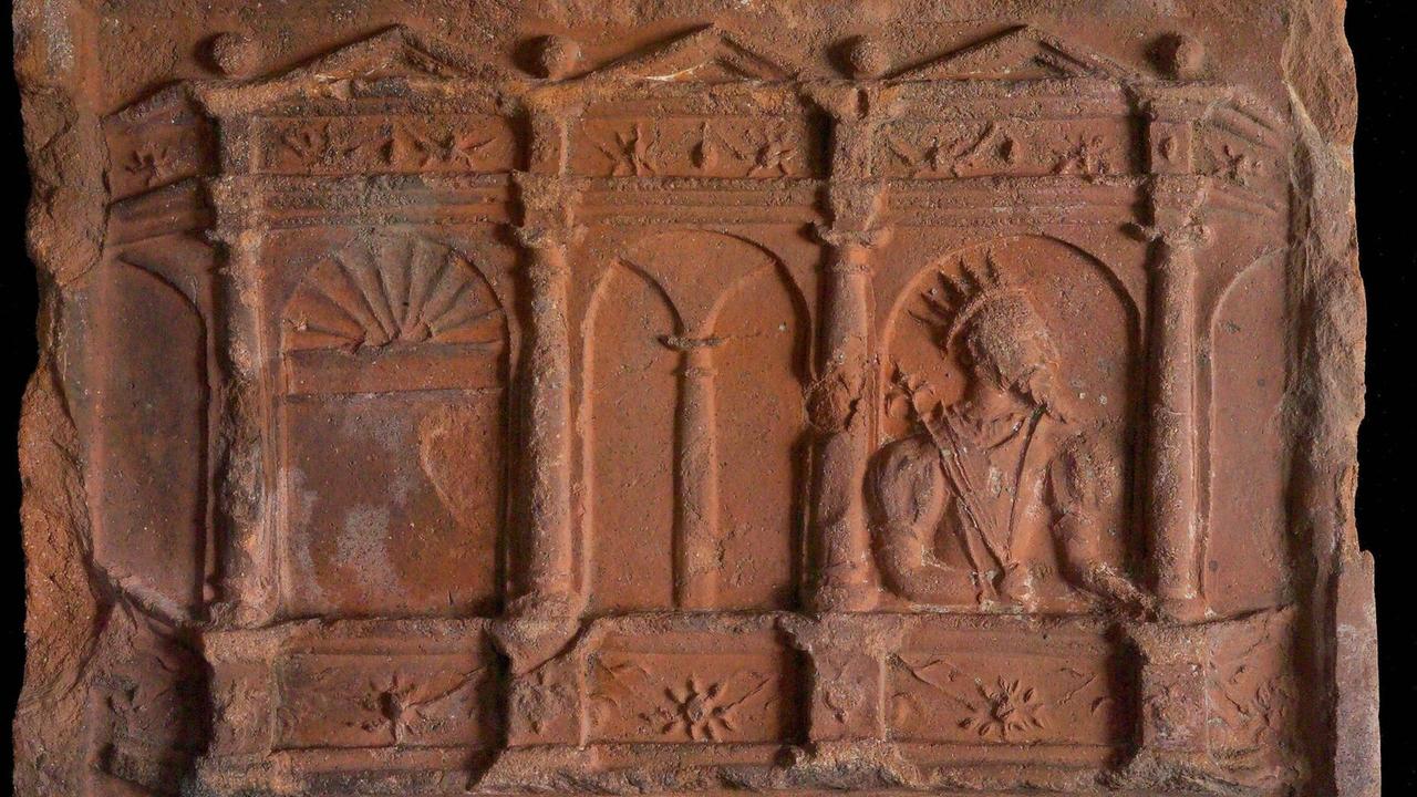 Verzierte Kachel, auf dem König David abgebildet ist, welcher Batseba beobachtet (Antwerpen)