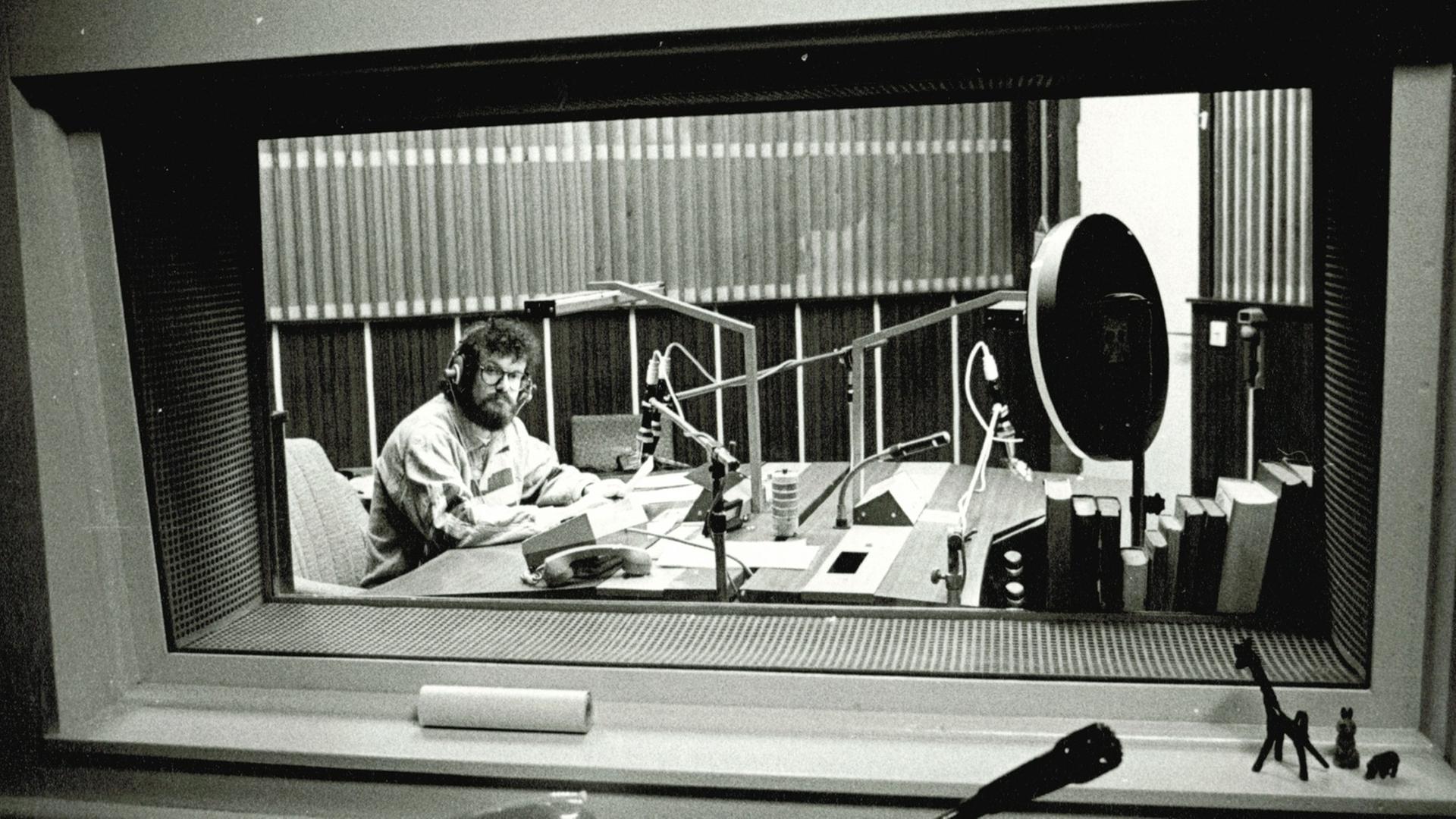 Redakteur Gerd Pasch im Sendungsstudio (Schwarz-Weiß-Aufnahme) 
