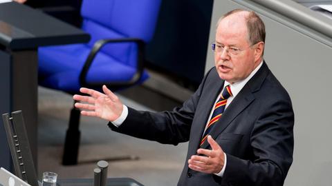 Der SPD-Politiker Peer Steinbrück hält seine letzte Rede im Bundestag.