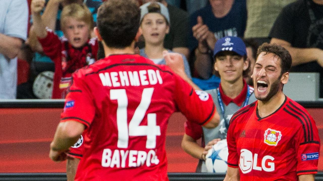 Hakan Calhanoglu jubelt mit seinem Mitspieler Admir Mehmedi.