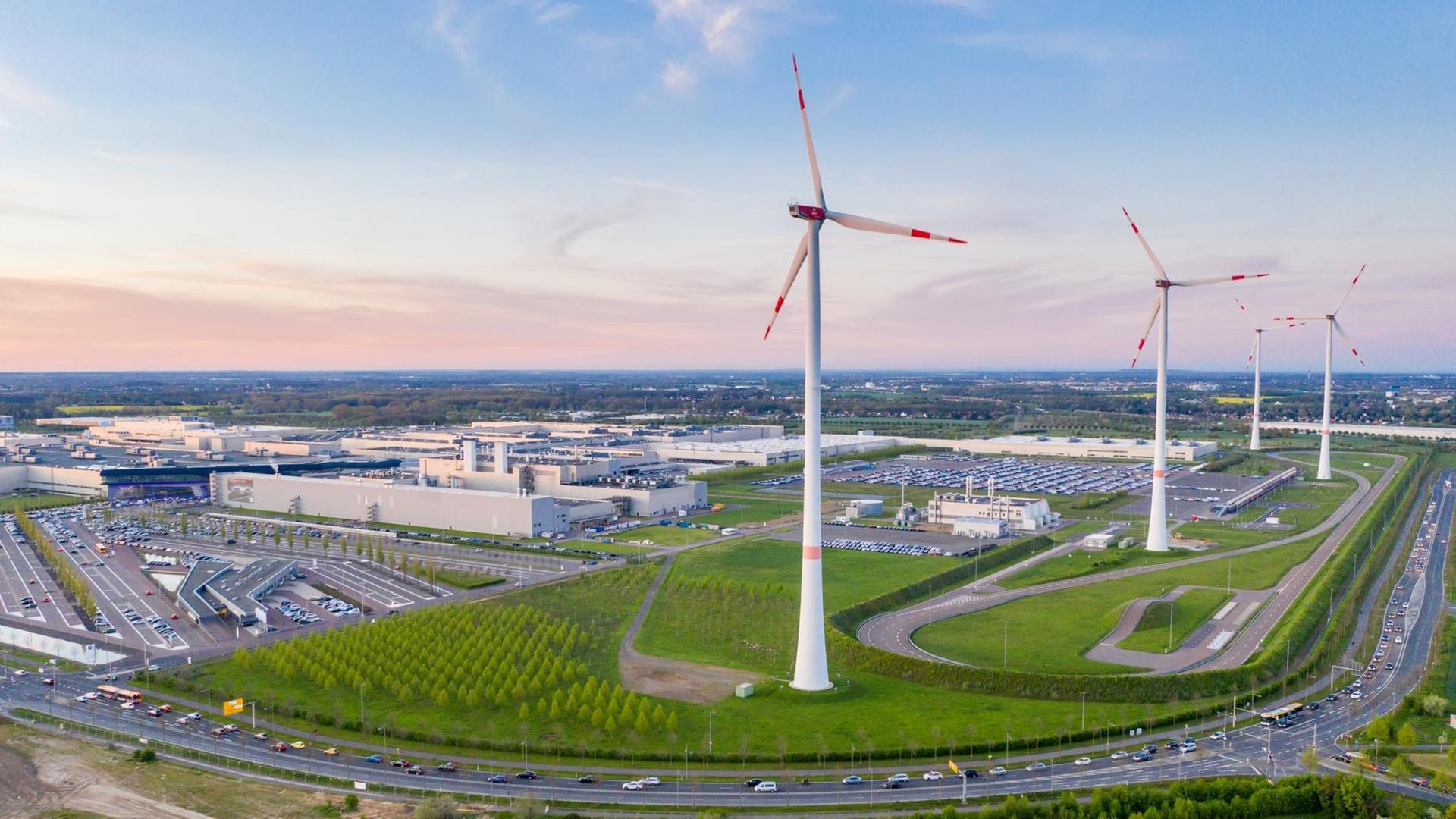 BMW-Mitarbeiter fahren mit ihren Autos zum Werk in Leipzig. Zu sehen sind auf der Luftaufnahme auch Windräder. BMW-Mitarbeiter fahren mit ihren Autos zum Werk in Leipzig. Zu sehen sind auf der Luftaufnahme auch Windräder.