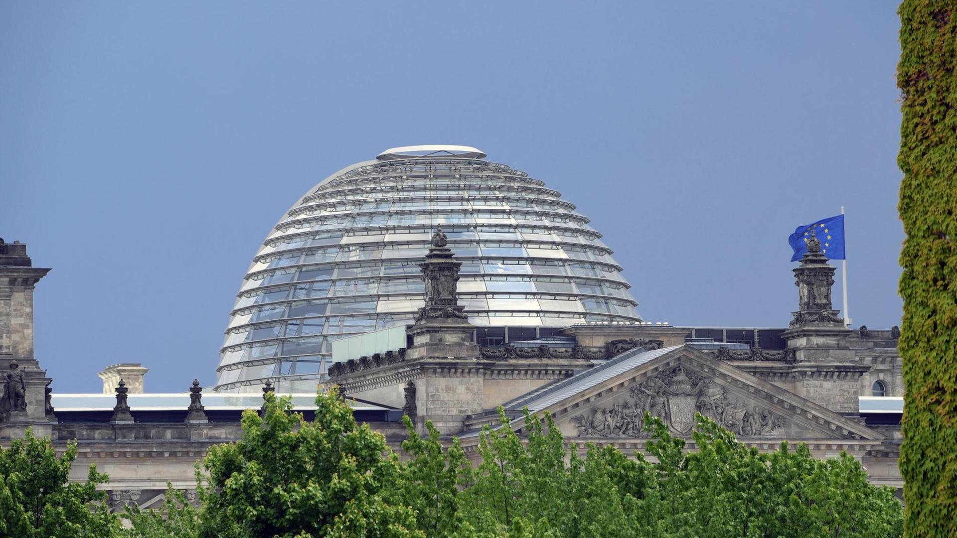 Ein dunkler Himmel über der Reichstagskuppel