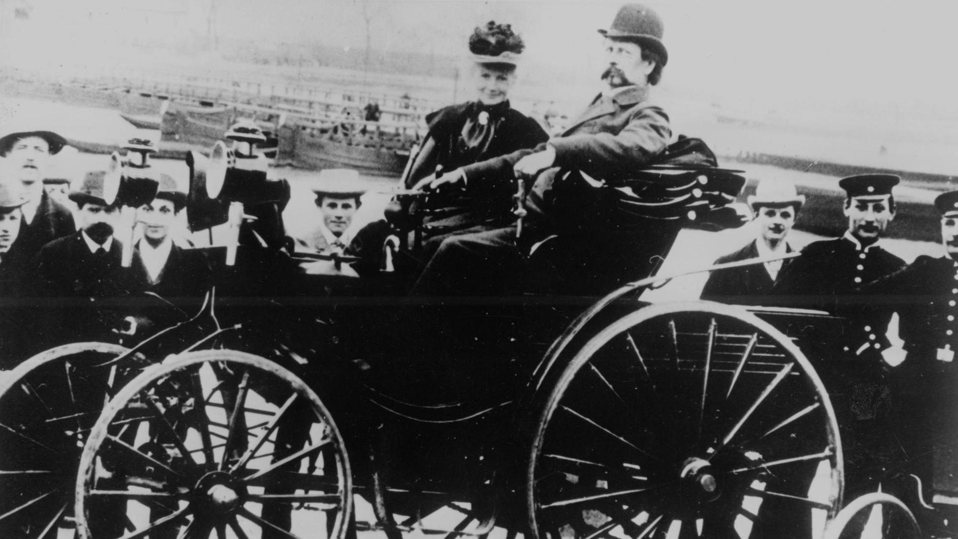 Carl und Bertha Benz in Viktoria (neben Gottlieb Daimler Erfinder des Automobils), Carl am Steuer seines Krafwagens Benz Viktoria (Modell 1894)