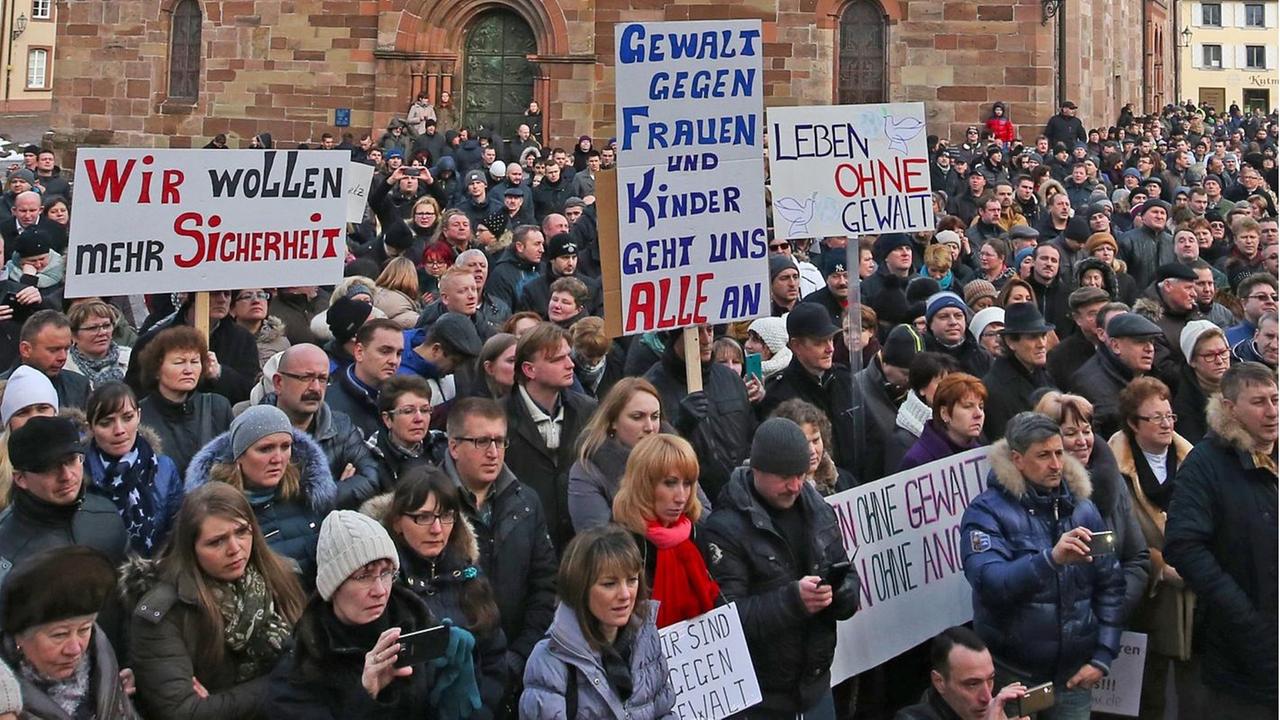 Hunderte Russlanddeutschen demonstrieren in Villingen-Schwenningen gegen Gewalt und für mehr Sicherheit in Deutschland.