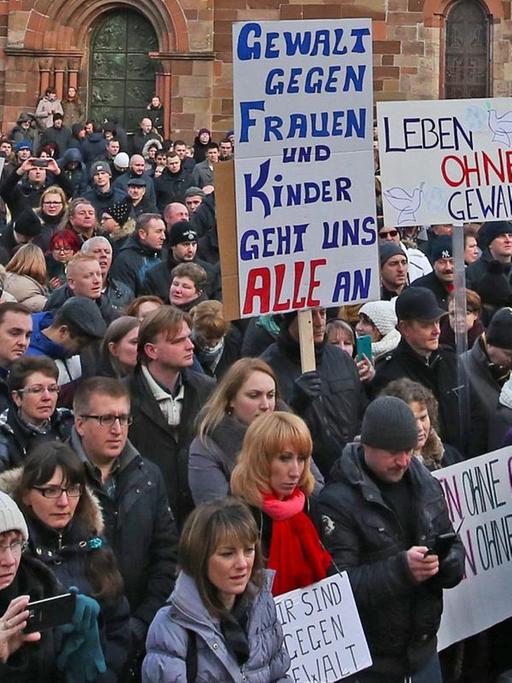 Hunderte Russlanddeutschen demonstrieren in Villingen-Schwenningen gegen Gewalt und für mehr Sicherheit in Deutschland.