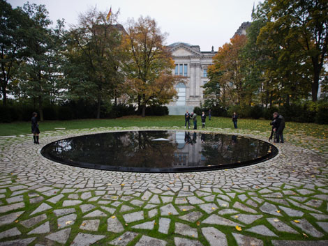 Das Denkmal für die ermordeten Sinti und Roma in Berlin-Tiergarten