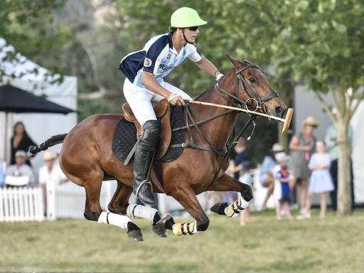 Polomatch - Argentina gegen Chile; Lucio Fernandez Ocampo aus Argentinien ist flott mit seinem Pferd unterwegs.
