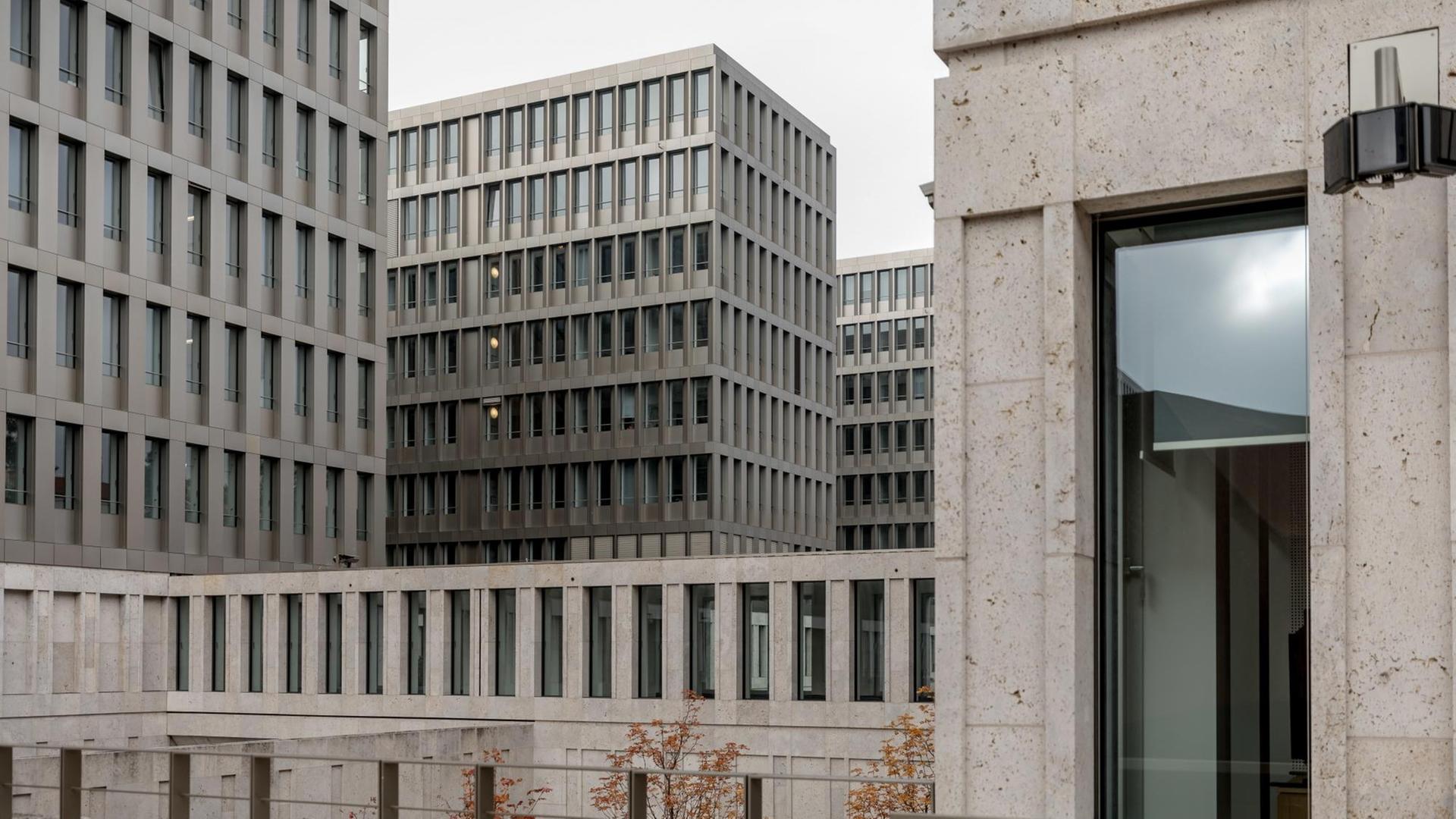 Das Gebäude des Bundesnachrichtendienst BND mit einer Betonfassade und vielen kleinen schmalen Fenstern.