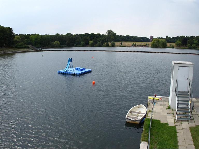 Das Auftaktrennen der World Triathlon Series 2020 findet am 5. und 6. September in Hamburg statt. Austragungsort ist der Hamburger Stadtpark. Der Schwimm-Distanz wird im Stadtparksee in Angriff genommen. Hier ein Blick vom Naturbad Stadtparksee auf den ganzen Stadtparksee.