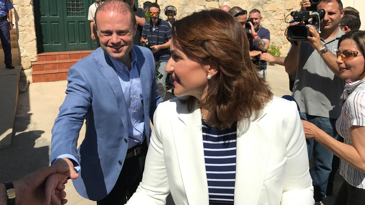 Der sozialdemokratische Premierminister von Malta, Joseph Muscat mit seiner Frau beim Händeschütteln