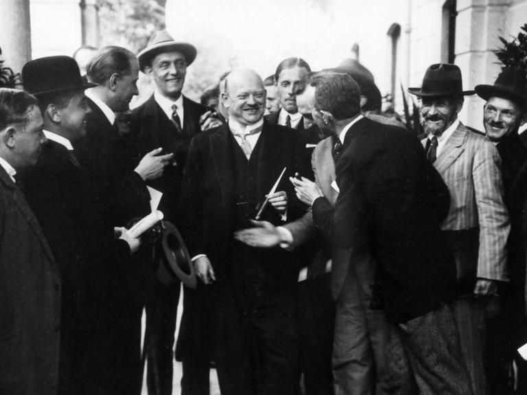 Der deutsche Außenminister Gustav Stresemann nach der Unterzeichnung des Pakts von Locarno am 16.10.1925. Er erklärte den ihn bestürmenden Journalisten: "Wir haben den Text des Protokolls nicht nur aufrichtig, sondern auch mit Freuden begrüßt und angenommen."