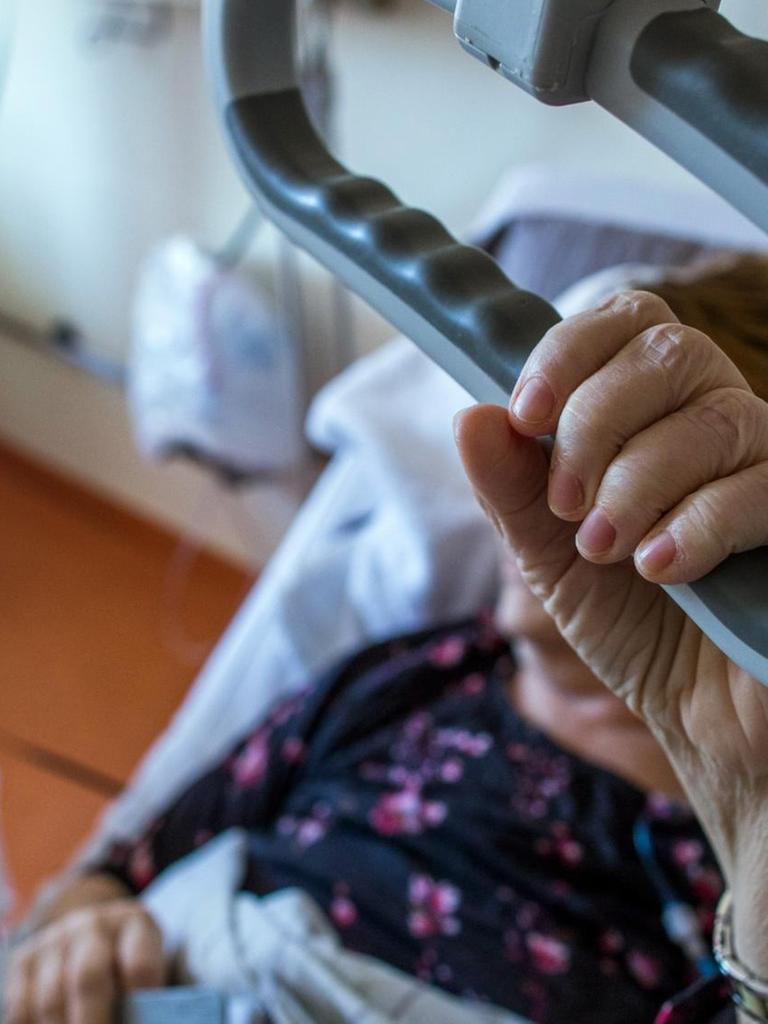 Eine Patientin liegt in einem Pflegebett im Palliativ-Zentrum