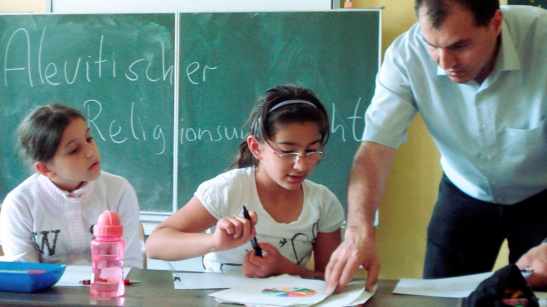 Der Lehrer Mete Özcan unterrichtet an der Brüder-Grimm-Schule in Hanau Grundschüler verschiedener Klassen in alevitischer Religion (Foto vom 07.06.2010). 