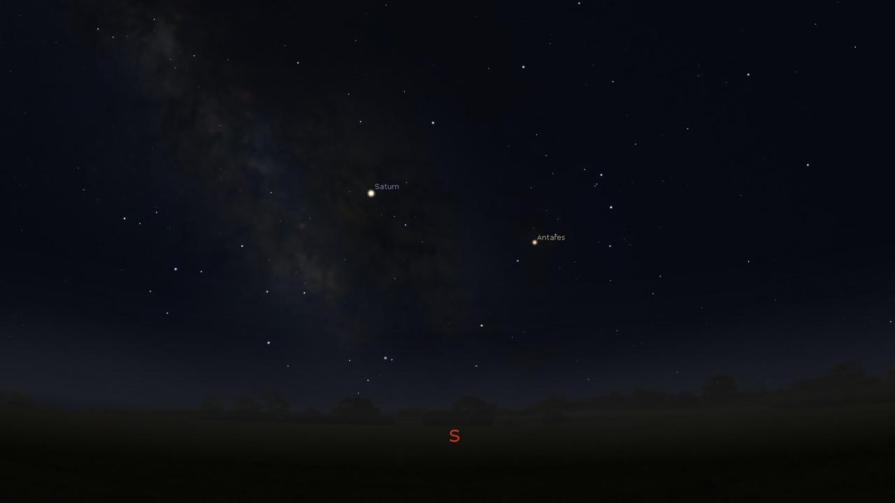 Saturn zieht jetzt nachts tief über den Südhimmel.