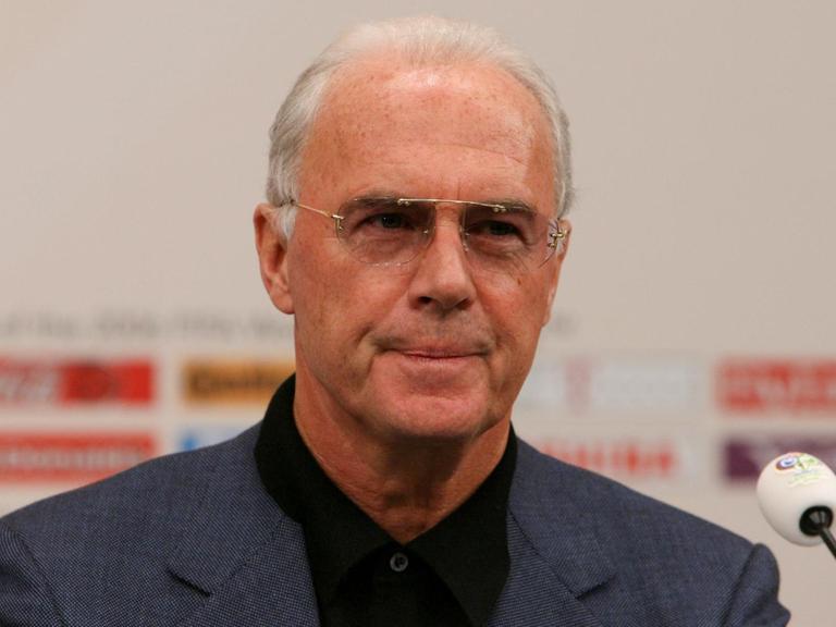 Franz Beckenbauer bei einer Pressekonferenz im Jahr 2005 zur Vorbereitung der WM 2006.