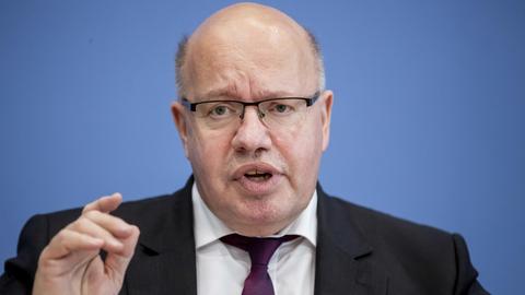 Peter Altmaier (CDU), Bundesminister für Wirtschaft und Energie, spricht auf einer Pressekonferenz