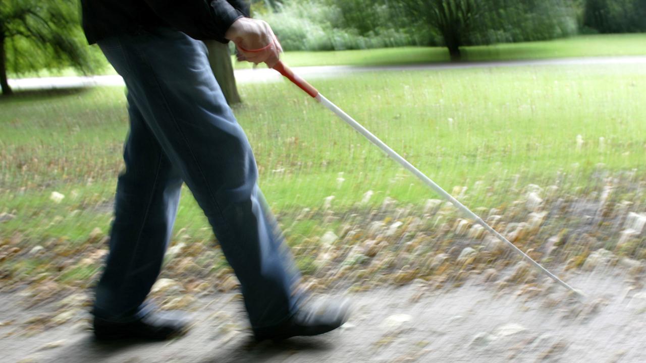 Ein Blinder mit Blindenstock 