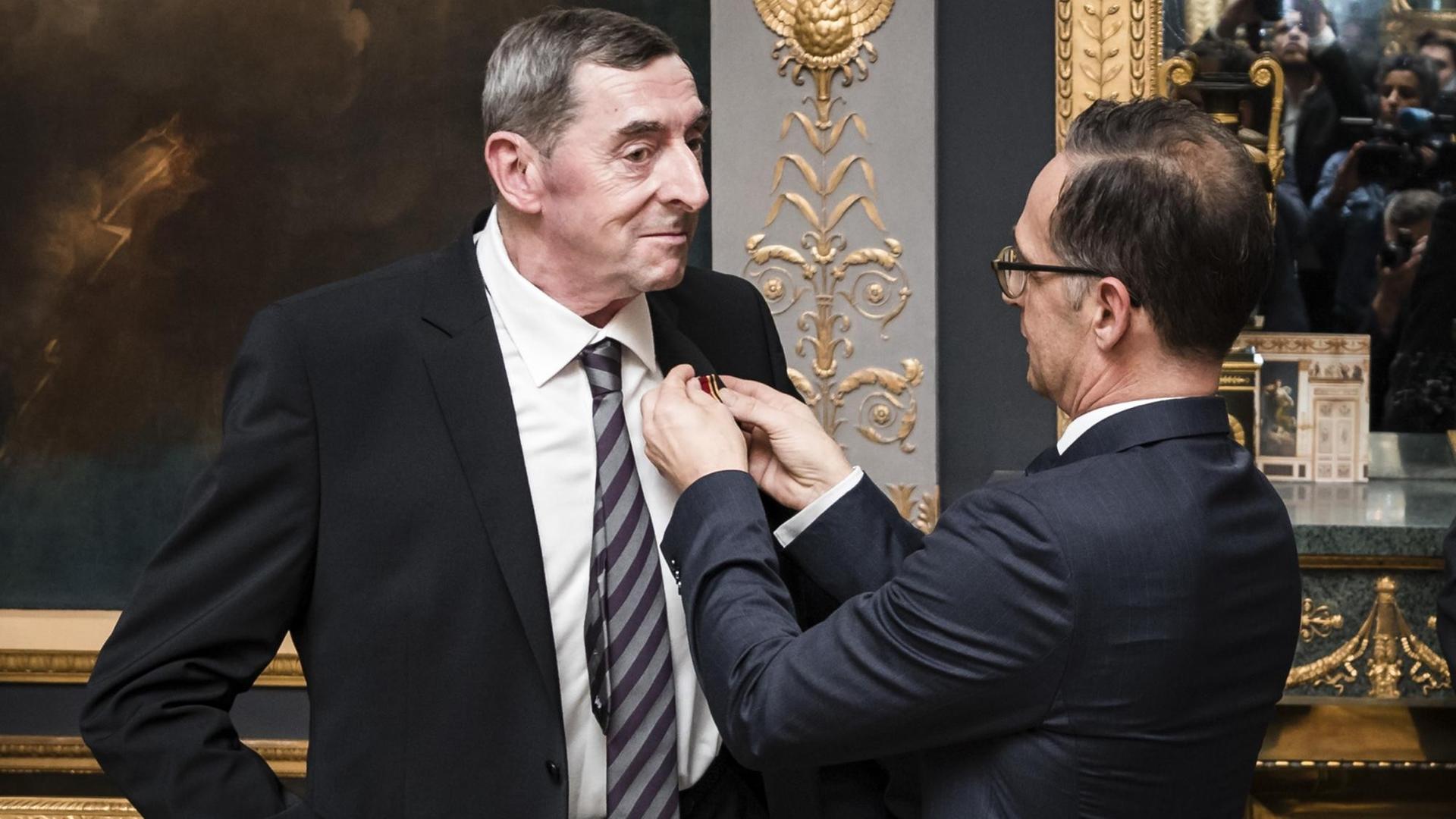 Außenminister Maas überreicht das Bundes-Verdienstkreuz an Daniel Nivel.