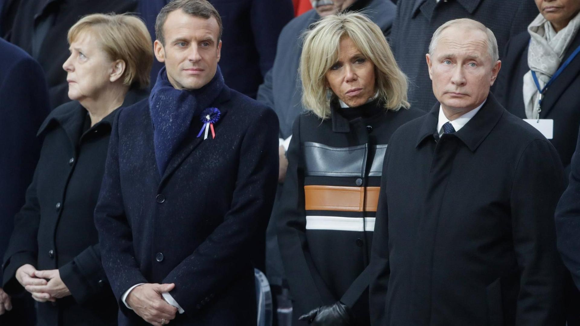 In Paris haben Bundes-Kanzlerin Angela Merkel, der französische Präsident Emmanuel Macron und der russische Präsident Wladimir Putin an das Ende von dem 1. Welt-Krieg erinnert.