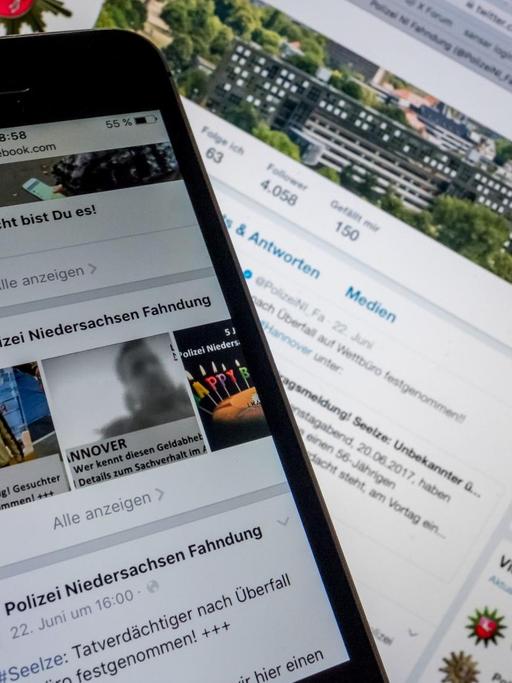 Auf einem Smartphone ist die Facebook-Seite des Landeskriminalamtes Niedersachsen und im Hintergrund auf einem PC-Display die Twitter-Seite der Polizei Niedersachsen. Bei der Verbrecherjagd, Suche nach vermissten Personen oder in Terrorlagen sind die sozialen Medien für die Polizei in Deutschland inzwischen unverzichtbar.