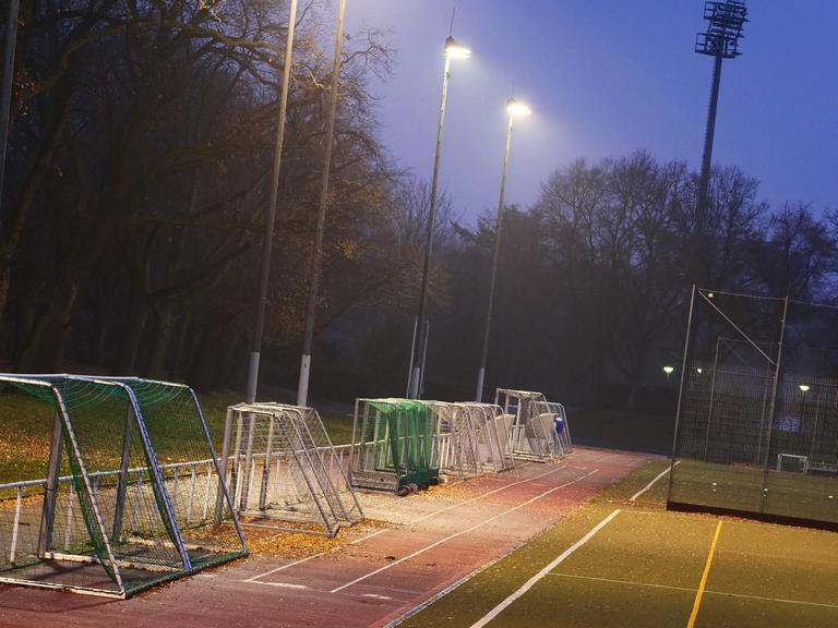 26.11.2020, Berlin. Umgedrehte Fussballtore stehen waehrend der Corona-Pandemie an einem diesigen Abend auf einem Sportplatz. Auf dem Vereinsgelaende wurde um diese Zeit normalerweise trainiert, aber der Teil-Lockdown hat den sportlichen Part des Vereinsleben stillgelegt. Foto: Wolfram Steinberg/dpa