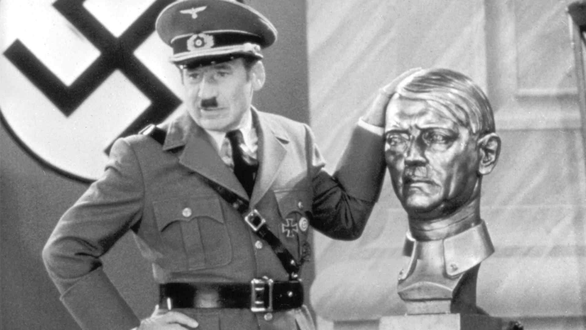 Der US-amerikanische Schauspieler, Autor und Produzent Mel Brooks als Adolf Hitler in "Sein oder Nichtsein / To Be or Not to Be" von 1983