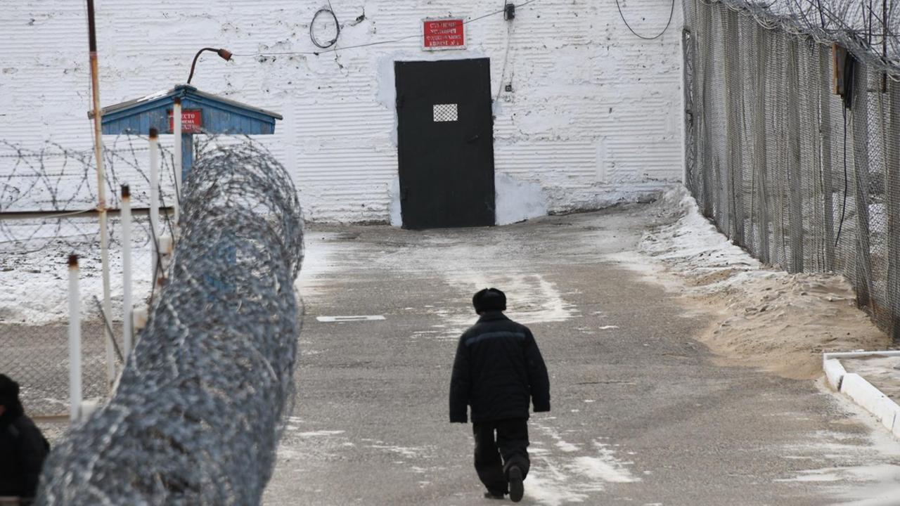 Ein Häftling läuft über den Hof der russischen "Besserungskolonie Nr. 2" im Distrik Karymsky