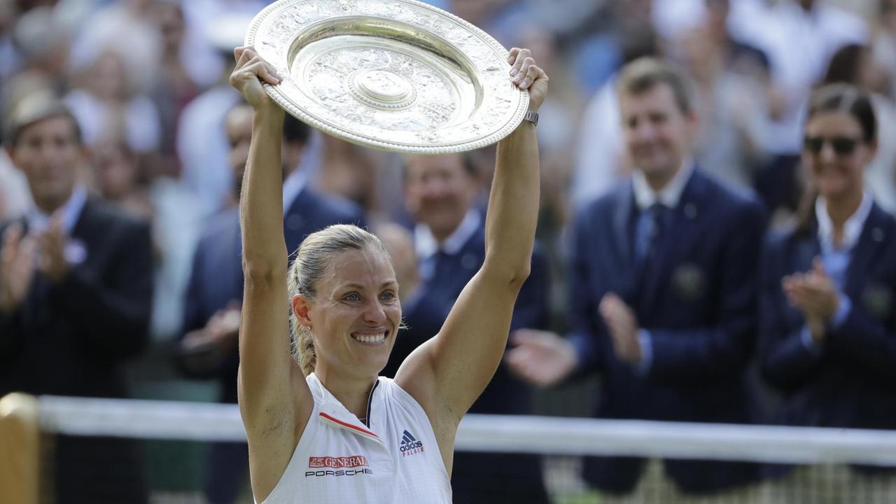 Angelique Kerber bei der Siegerehrung in Wimbledon.