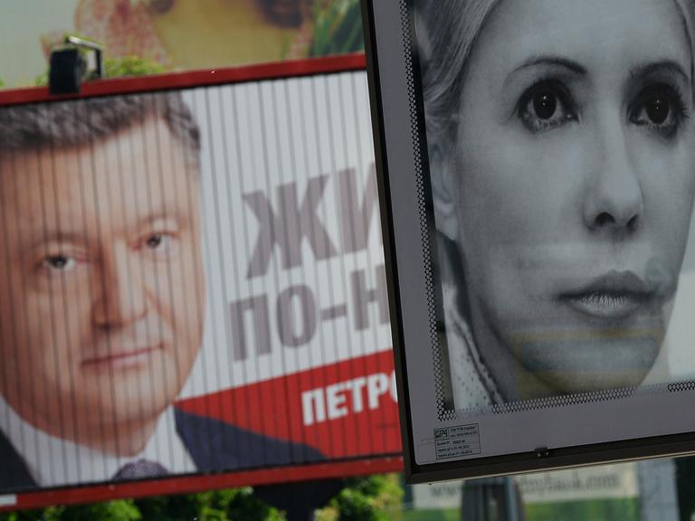 Wahl-Plakate von Petro Poroschenko und Julia Timoschenko in Kiew