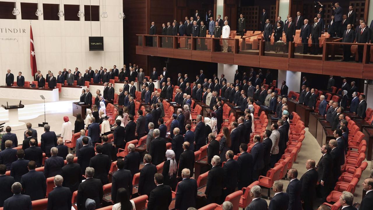In der türkischen Generalversammlung wird am Jahrestag an den Putschversuch vom 15. Juli 2016 erinnert.
