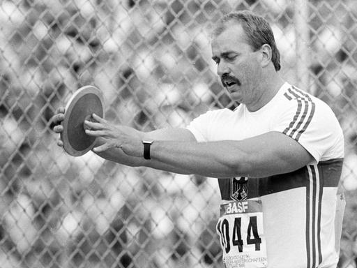 Der deutsche Diskuswerfer Alwin Wagner hält sein Sportgerät bei der Leichathletik-EM 1986 in Stuttgart in der Hand.