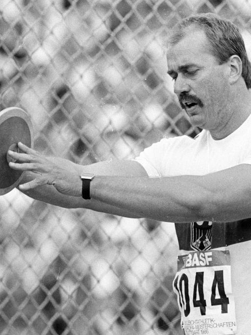 Der deutsche Diskuswerfer Alwin Wagner hält sein Sportgerät bei der Leichathletik-EM 1986 in Stuttgart in der Hand.