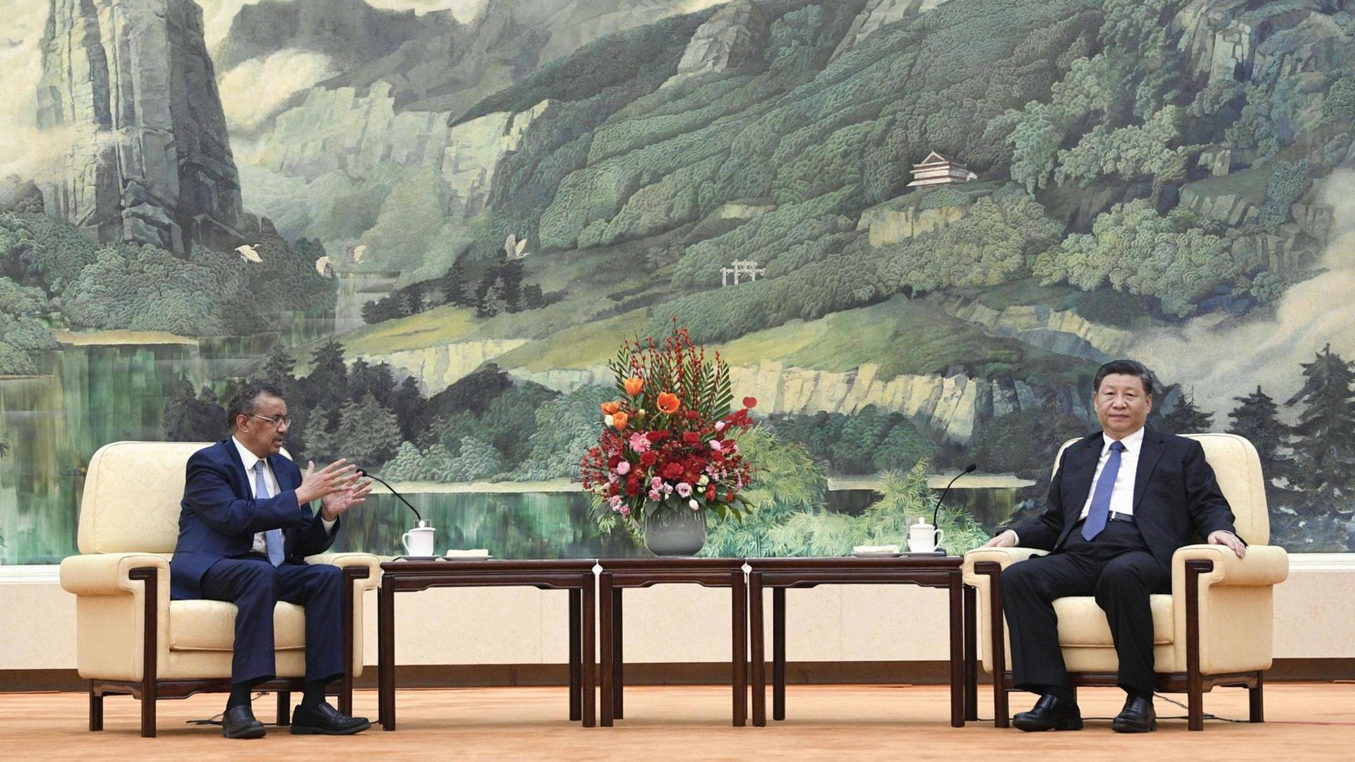 WHO-Chef Tedros Adhanom Ghebreyesus und Chinas Staatschef Xi Jinping am 28. Januar 2020 zu Beratungen in Peking über die Corona-Erkrankungen