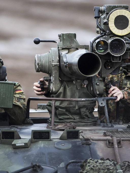 Zwei Soldaten der Bundeswehr auf einem Waffenträger Wiesel mit einer TOW Panzerabwehrlenkwaffe