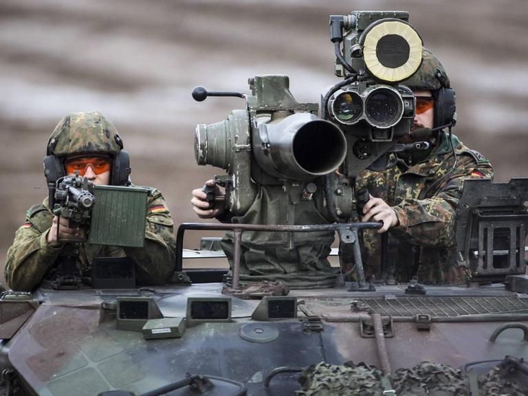 Zwei Soldaten der Bundeswehr auf einem Waffenträger Wiesel mit einer TOW Panzerabwehrlenkwaffe