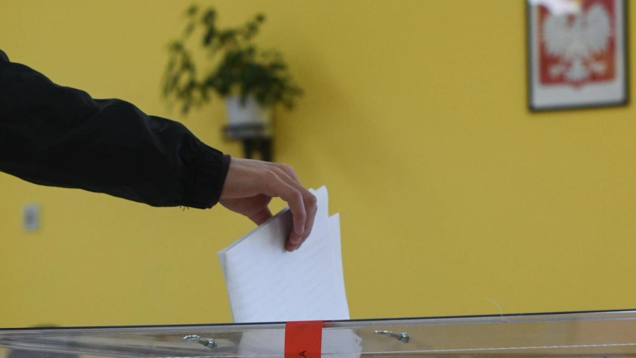 Eine Frau steckt am 13. Oktober 2019 ihren Wahlzettel in eine Wahlurne