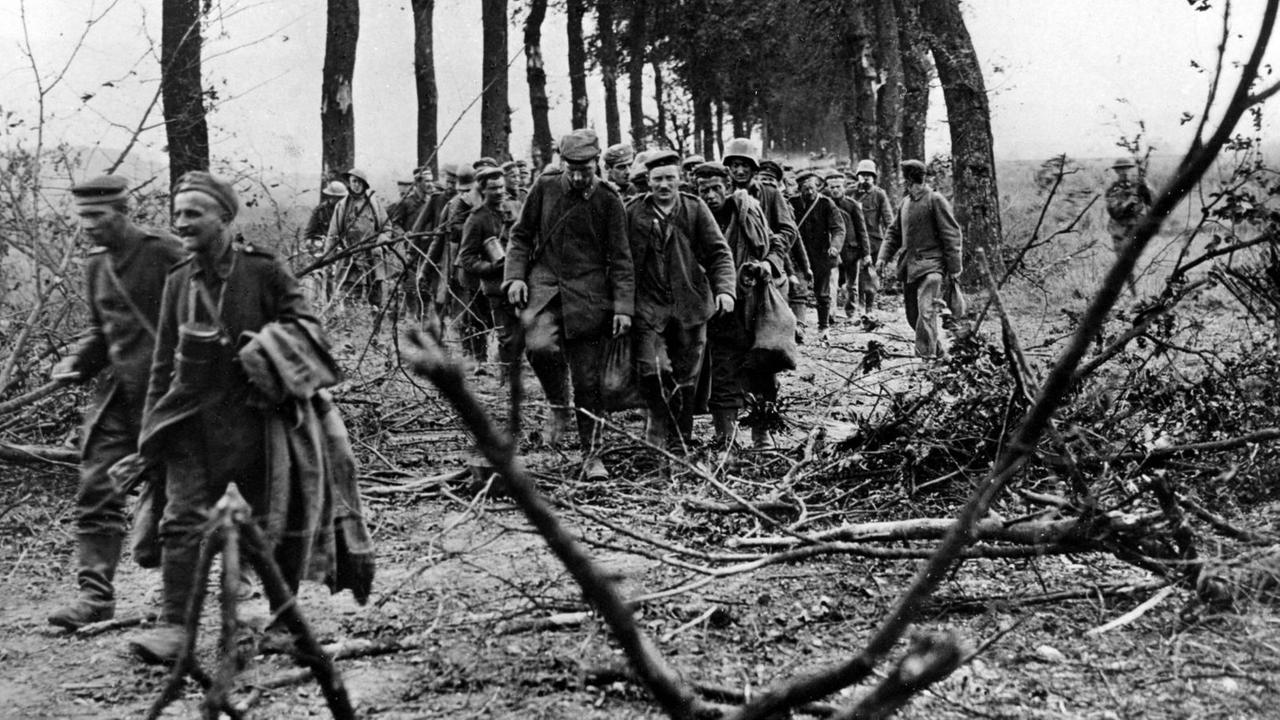 Schlacht von Amiens: Deutsche Kriegsgefangene werden weggeführt (1918)