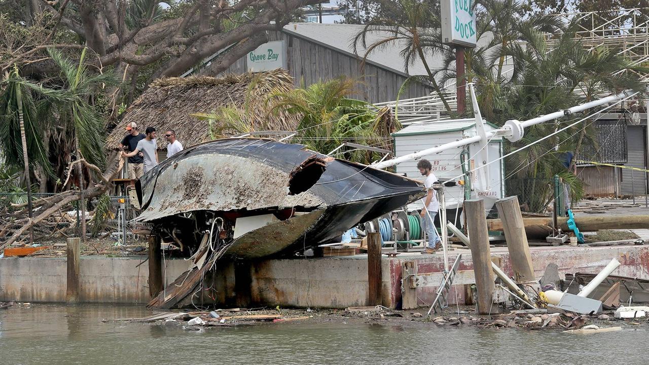 Das Bild zeigt ein umgestürztes Segelboot. 